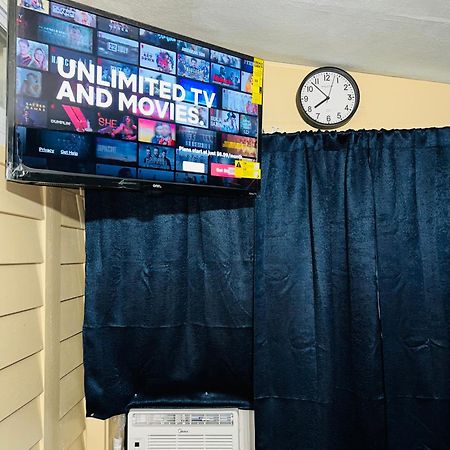 Budget Room Minutes From Downtown Гартфорд Екстер'єр фото