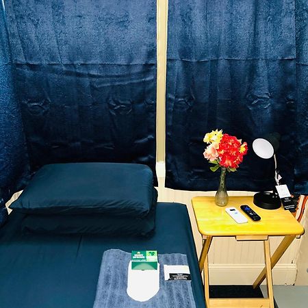 Budget Room Minutes From Downtown Гартфорд Екстер'єр фото